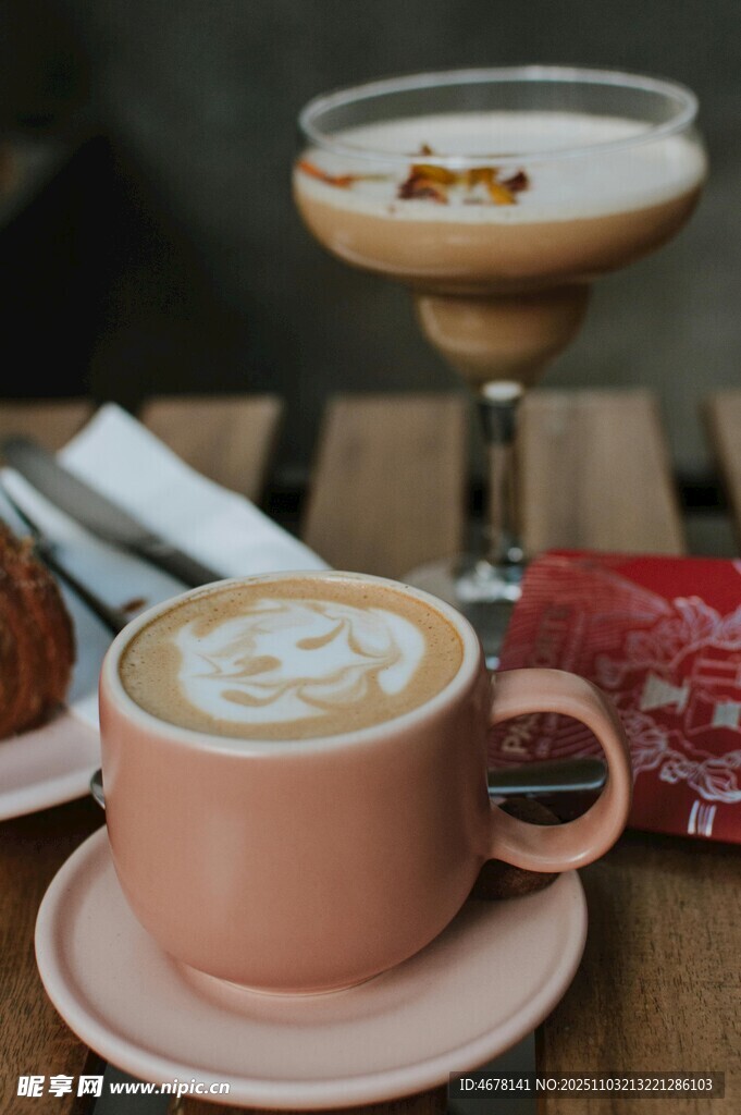 温馨咖啡与精致饮品组合
