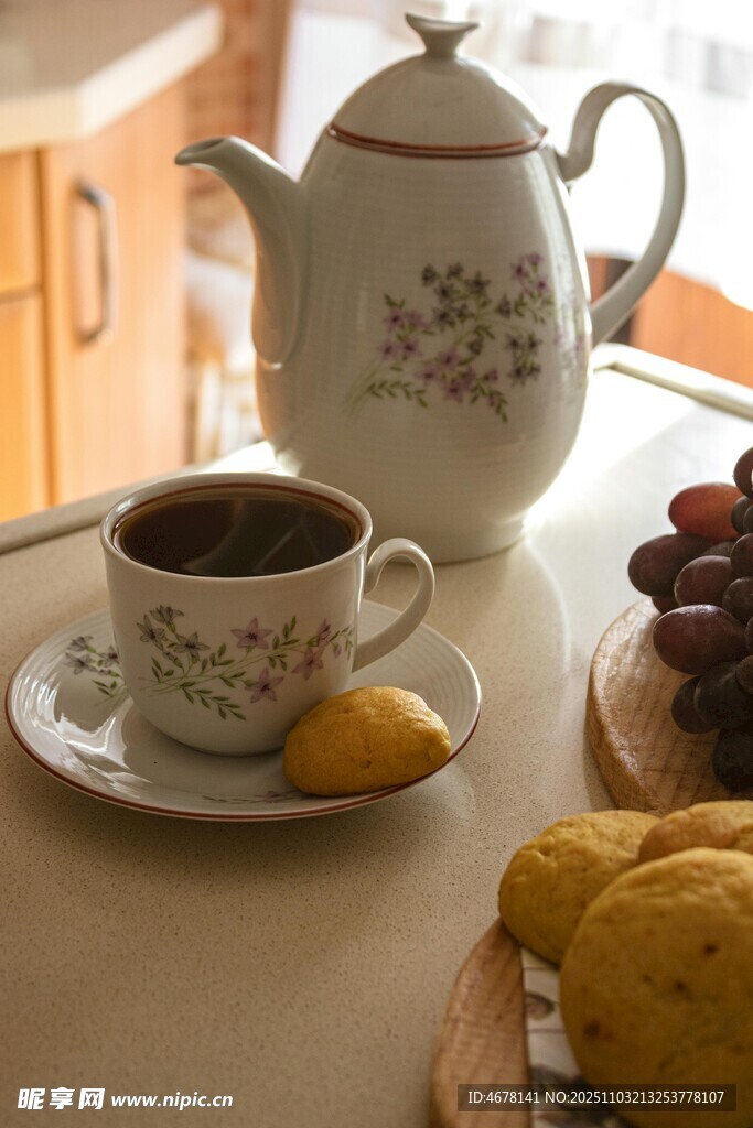 温馨厨房中的茶饮与水果