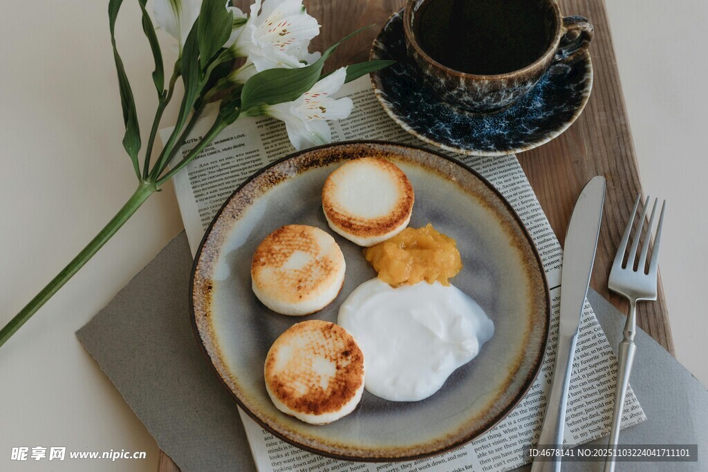 精致早餐松饼与餐具搭配