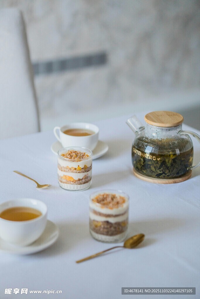 精致茶点与茶饮组合