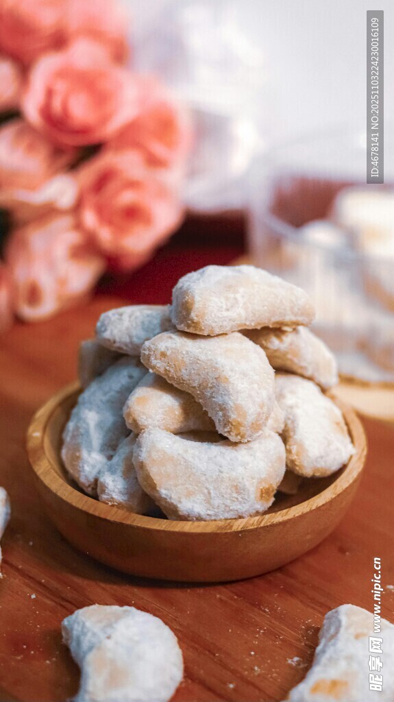 美味曲奇饼干摆放在碗中