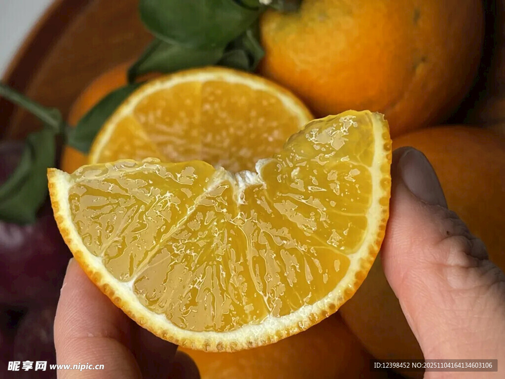 手捧切开的新鲜橙子