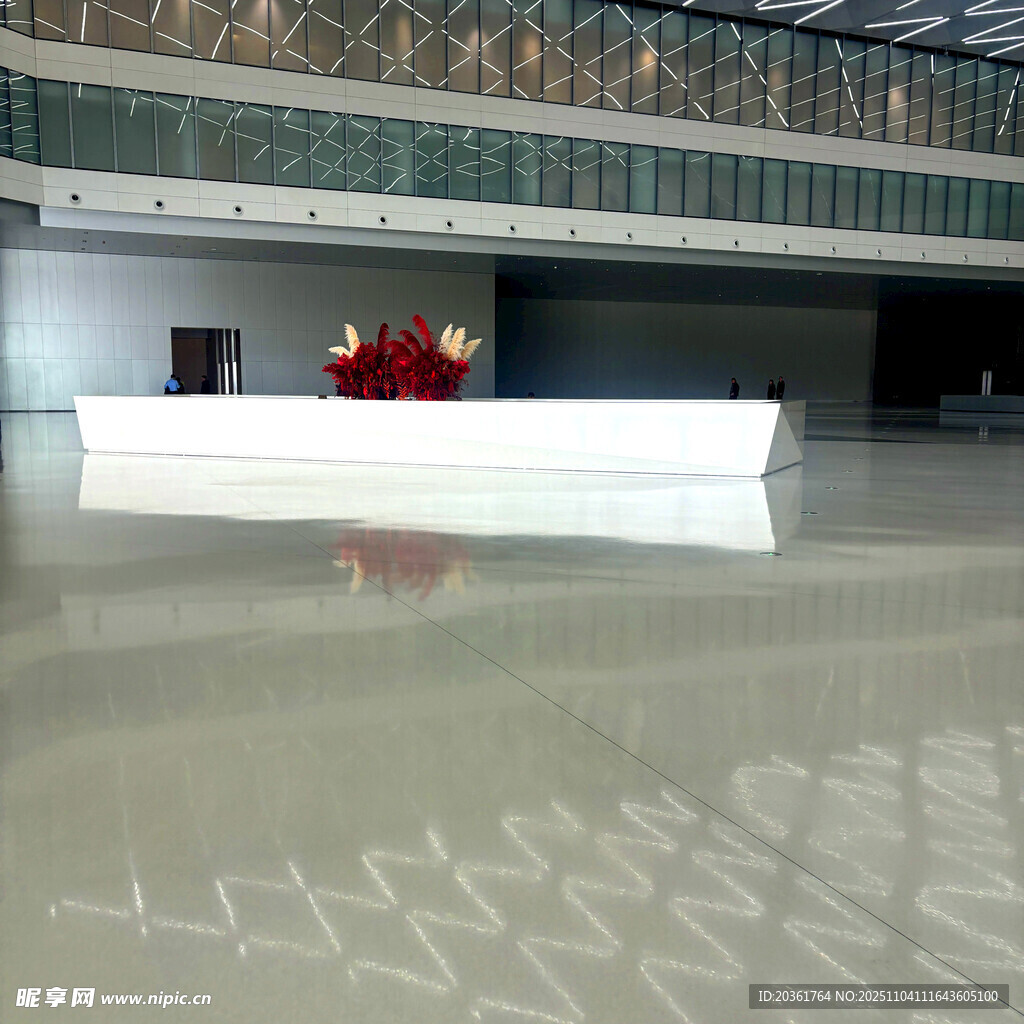 现代大厅内的白色长形装饰