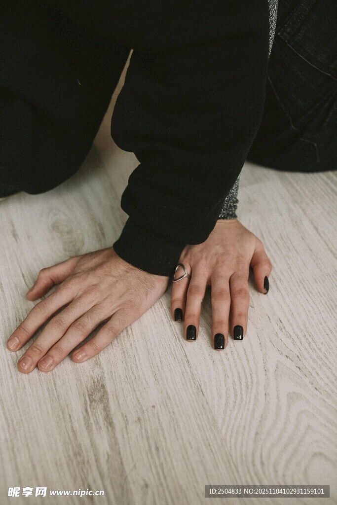 交叠的手展现亲密氛围