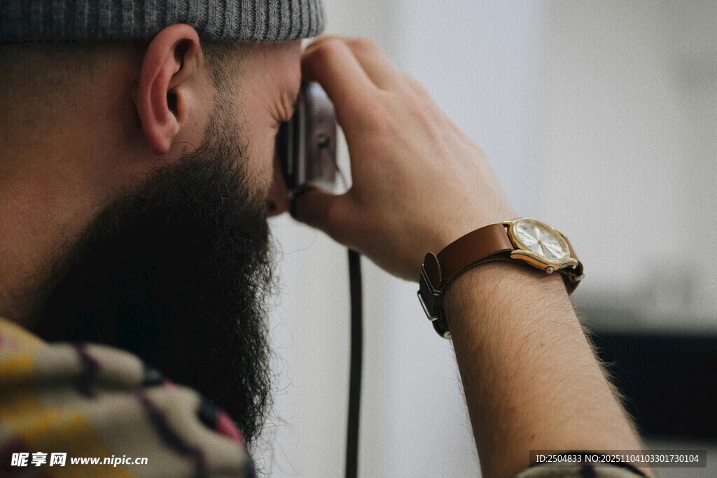 男子打电话特写