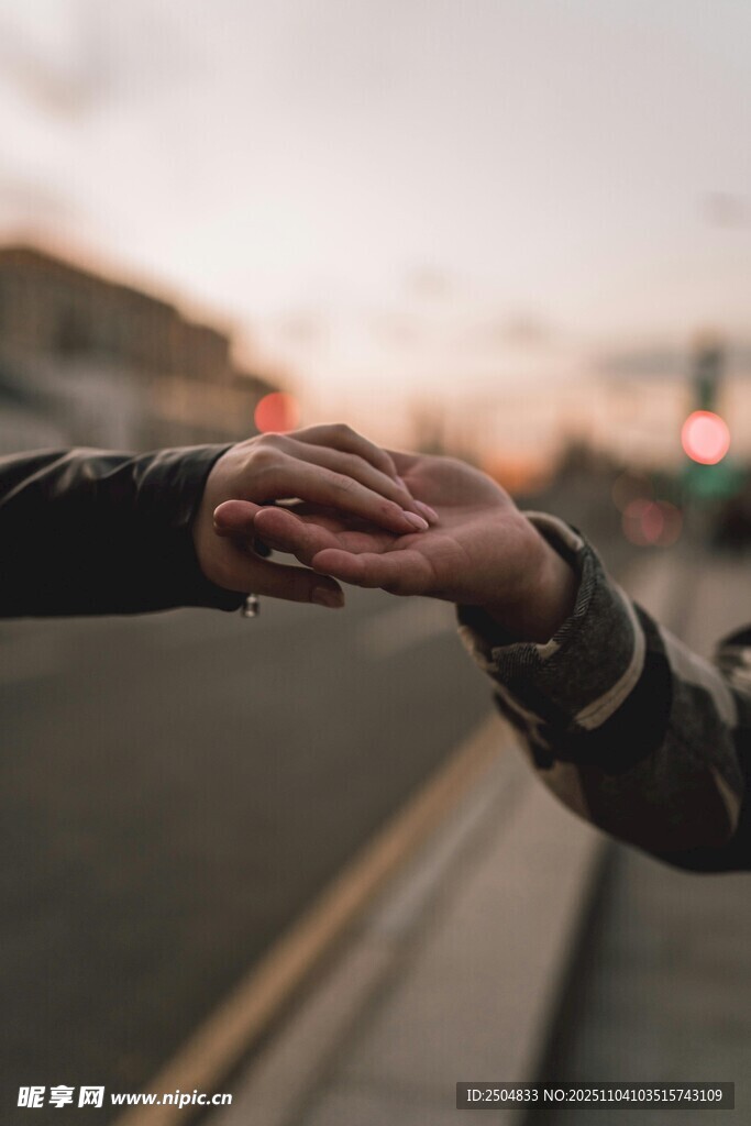 两人牵手于黄昏街道