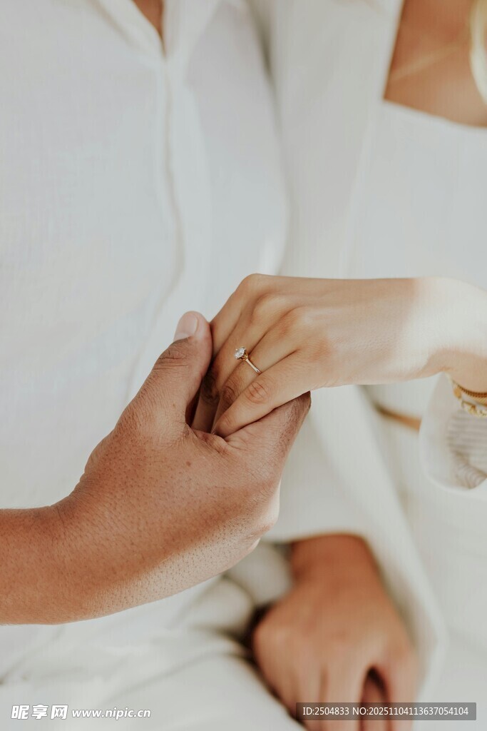 情侣牵手 爱意满满