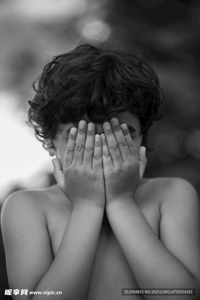 孩童掩面 流露内心情绪