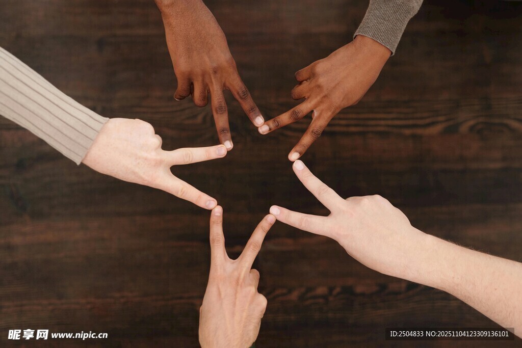 多双手比心展现团结瞬间