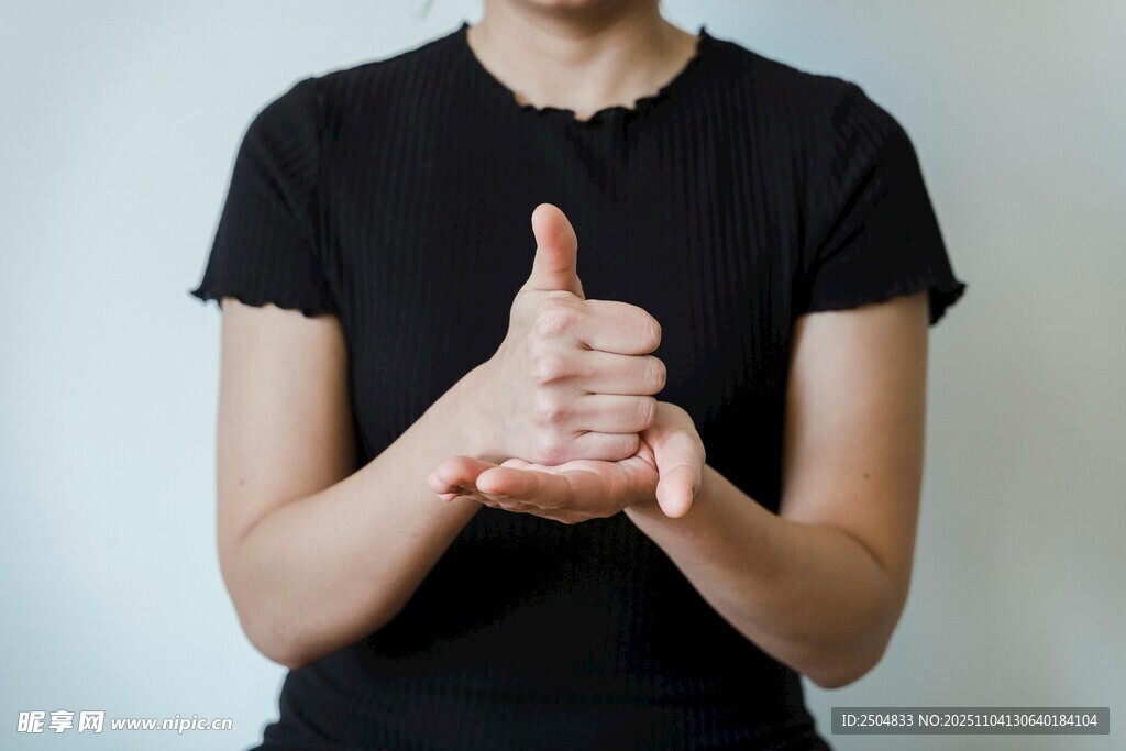 女性双手呈特定手势