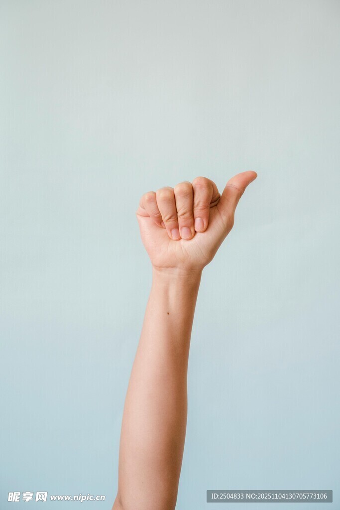 竖起拇指的手部特写