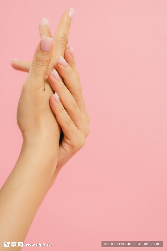 柔美双手展示优雅姿态