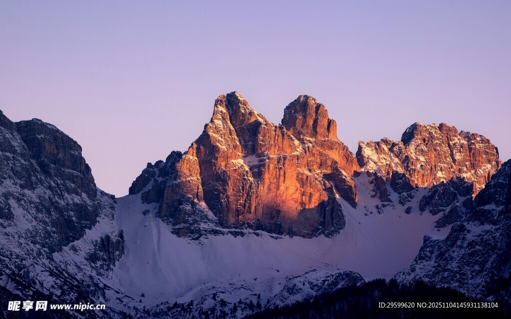 雪山壮丽日出景观