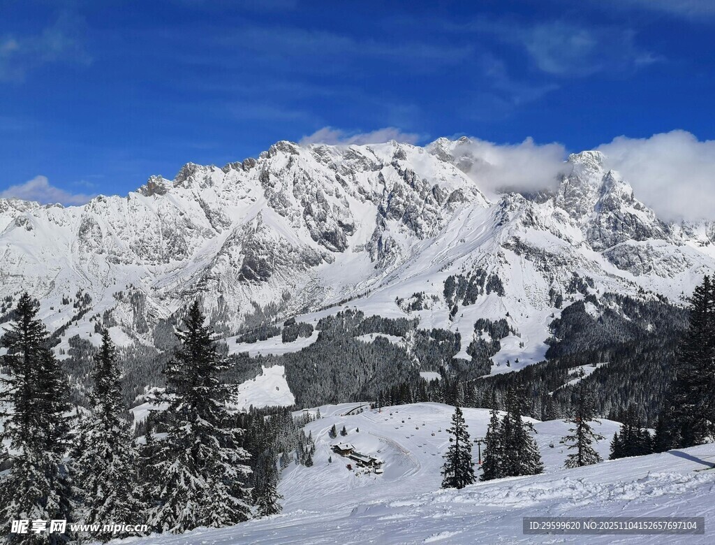 雪山雪景中的冬日山林