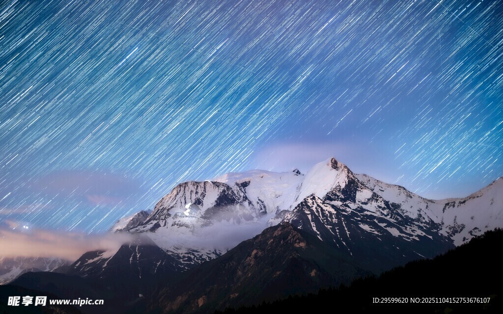 雪山星空下的梦幻美景