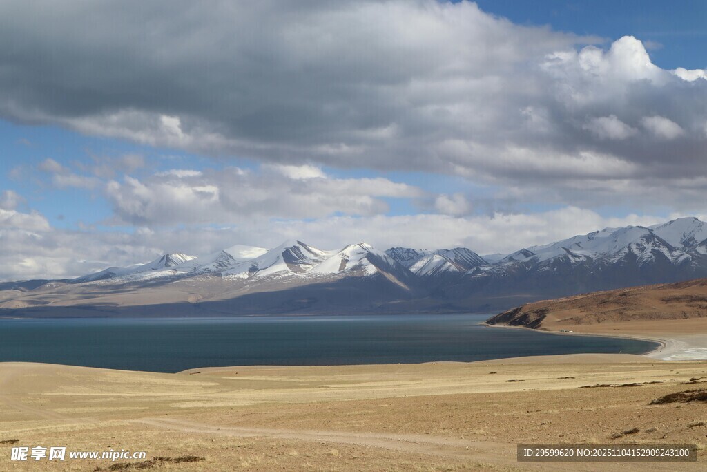 高原雪山下的辽阔湖泊