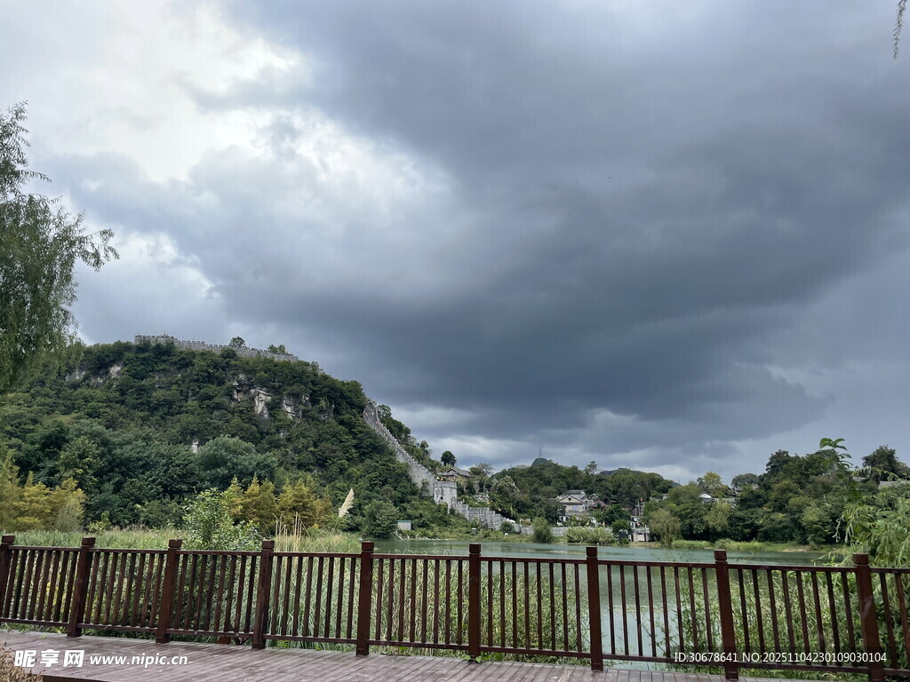 乌云笼罩下的山水景致