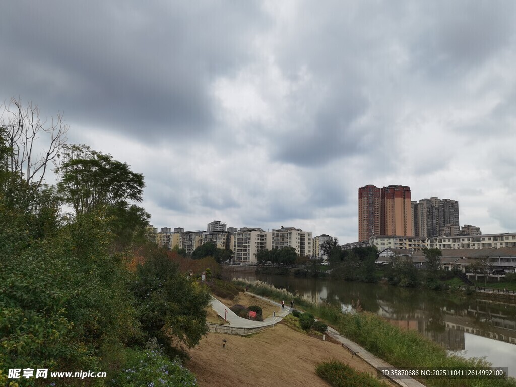 城市河畔风景