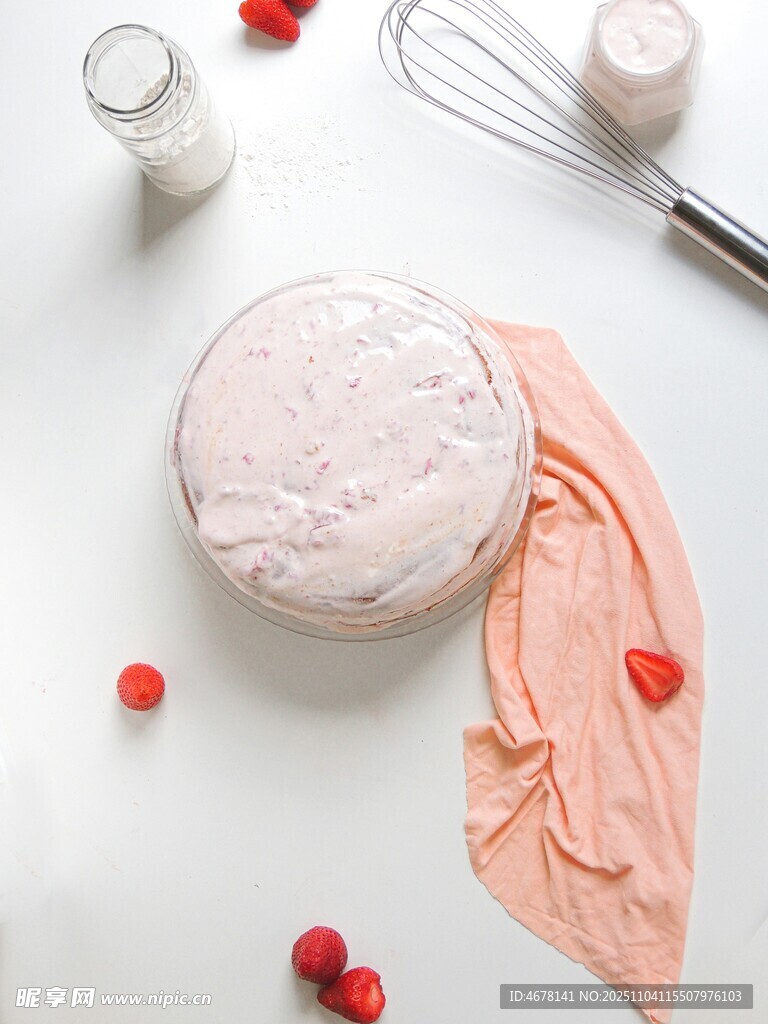 粉色奶油与烘焙工具