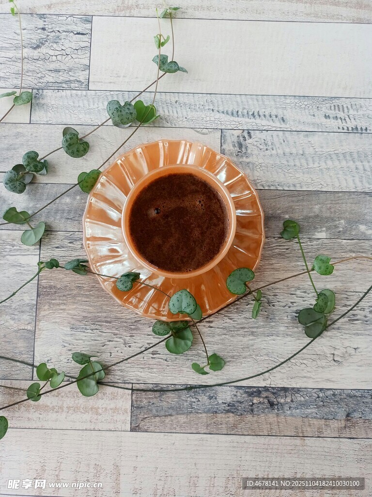 复古花纹杯中的热饮