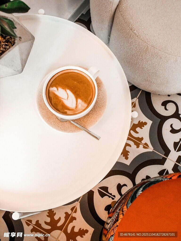 白色圆桌上的一杯热饮