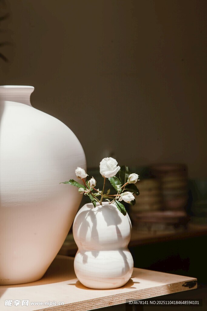 简约白瓷花瓶与绿植点缀