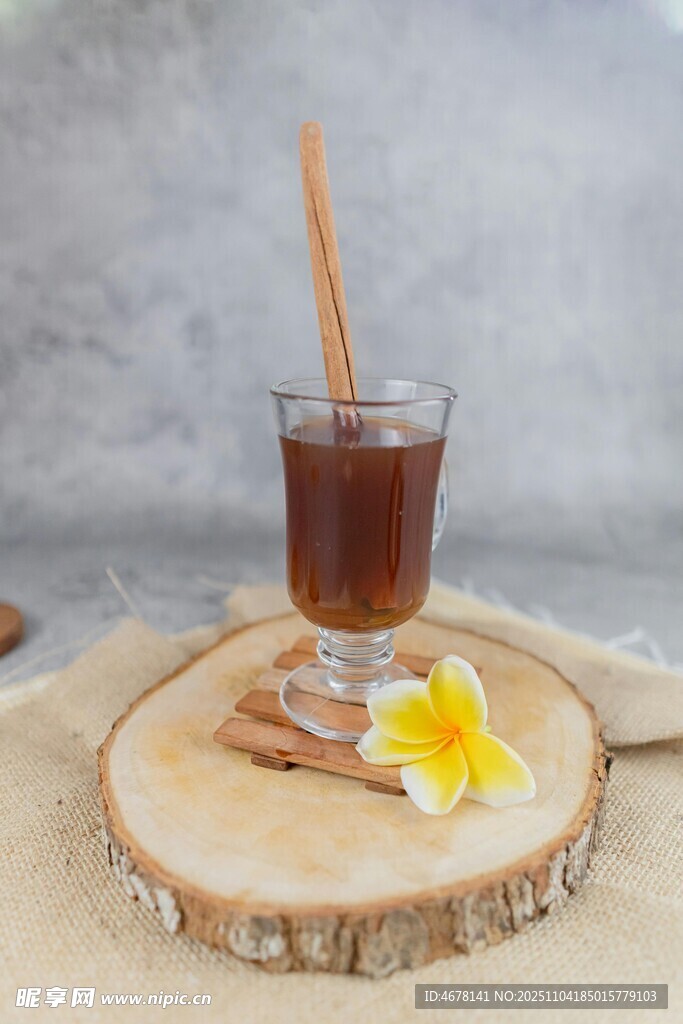 肉桂棒装饰的特色饮品