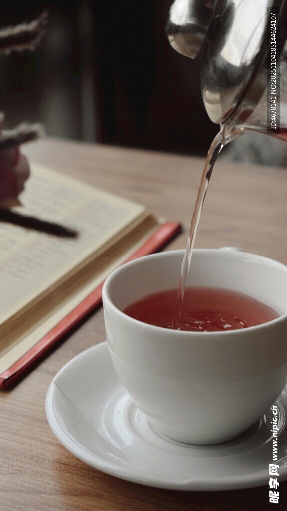 红茶倒入白瓷杯瞬间