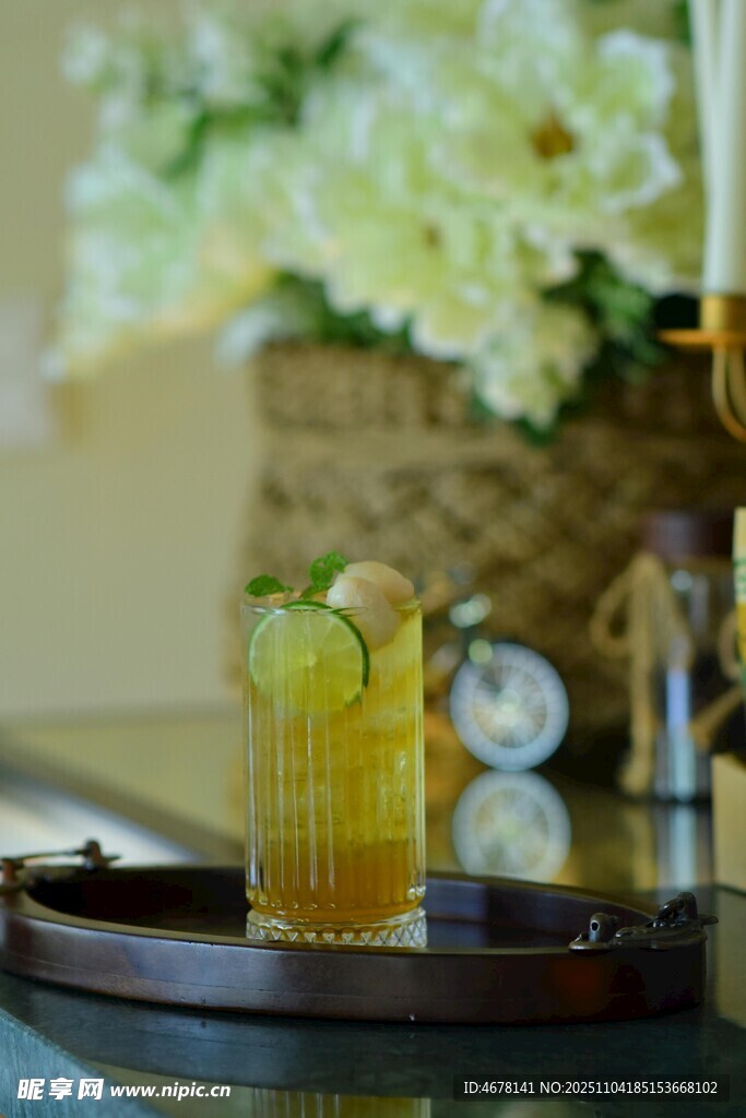 精致托盘上的饮品与装饰花