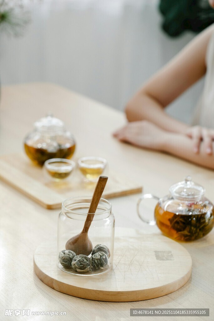 优雅女士享受中式茶饮时光