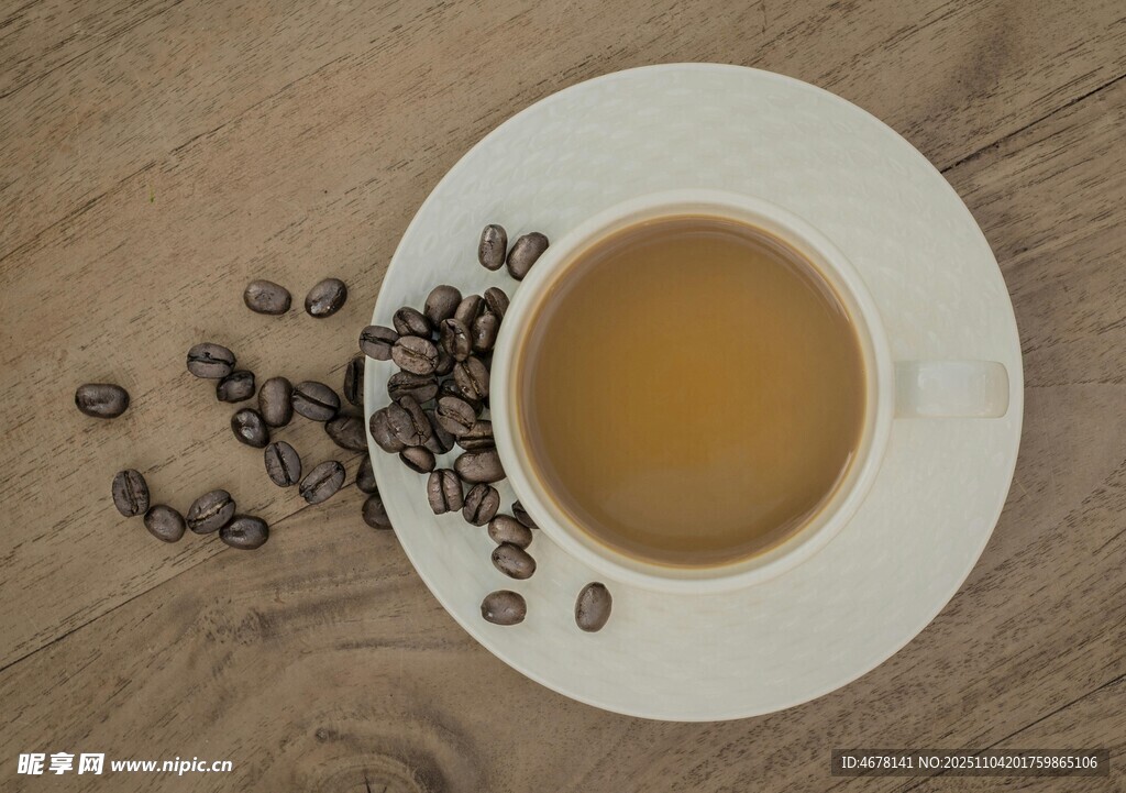 木桌上的一杯茶与散落茶叶