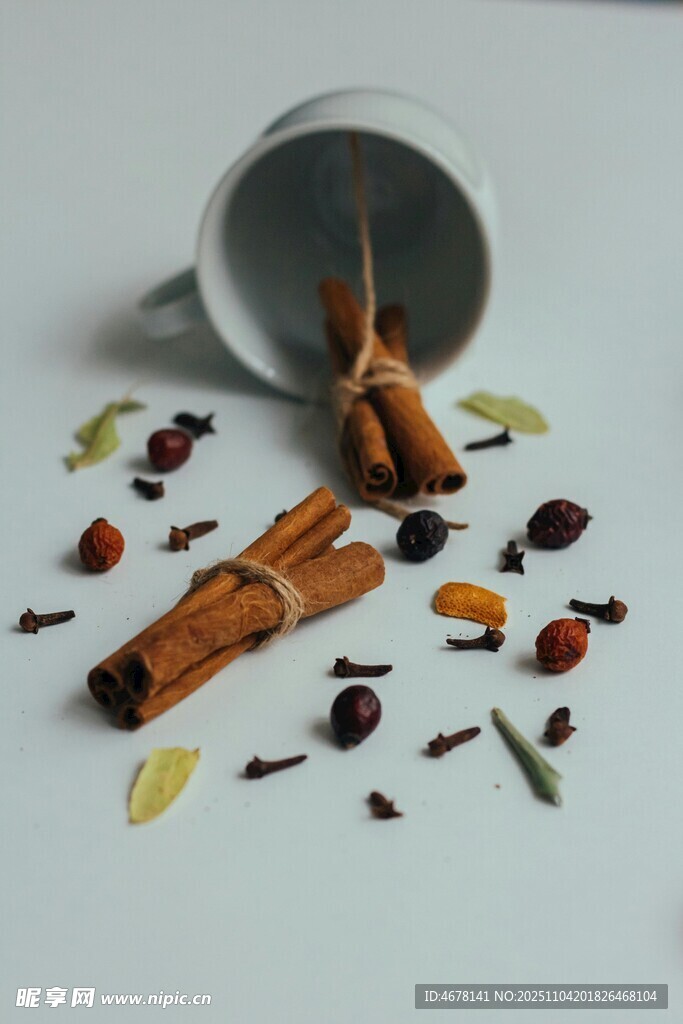 洒落的香料与杯子