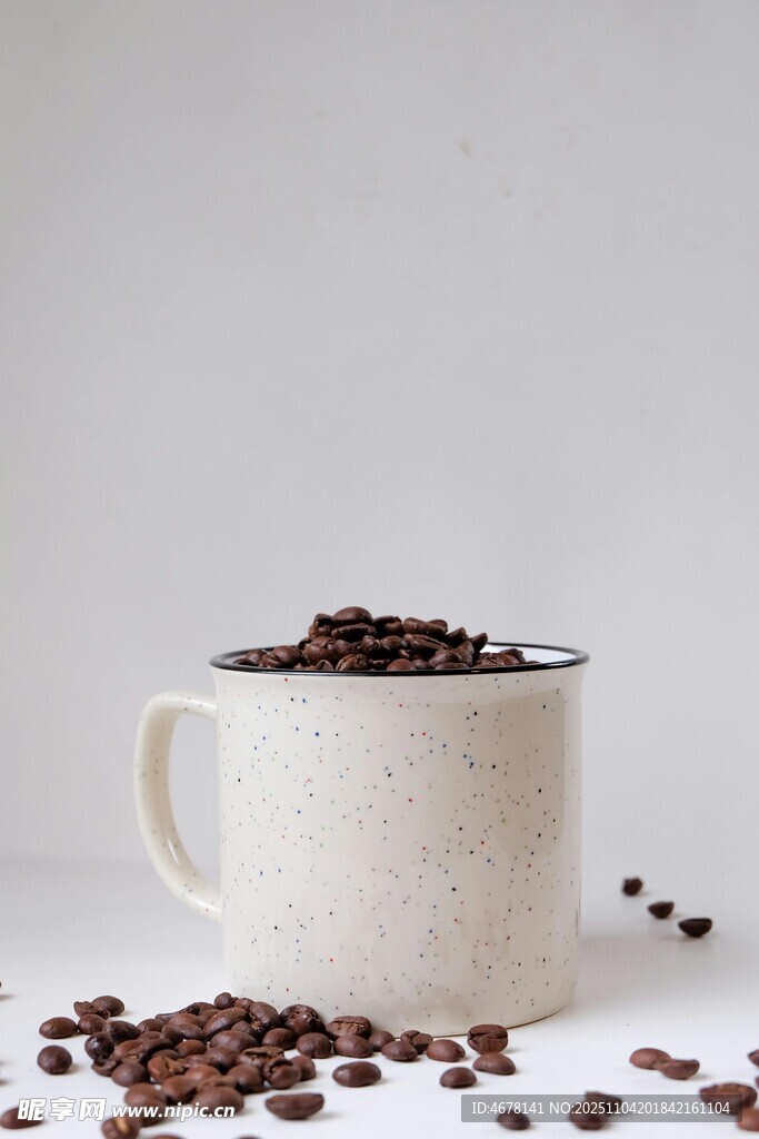 白杯盛咖啡豆散落景象