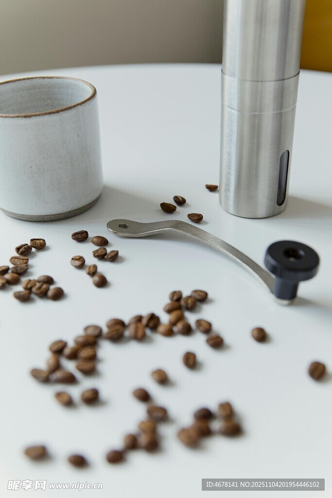 散落的咖啡豆与咖啡器具