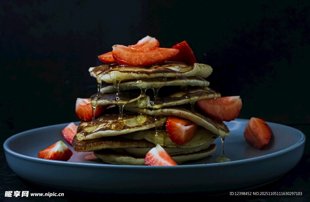 草莓点缀的美味绿色松饼