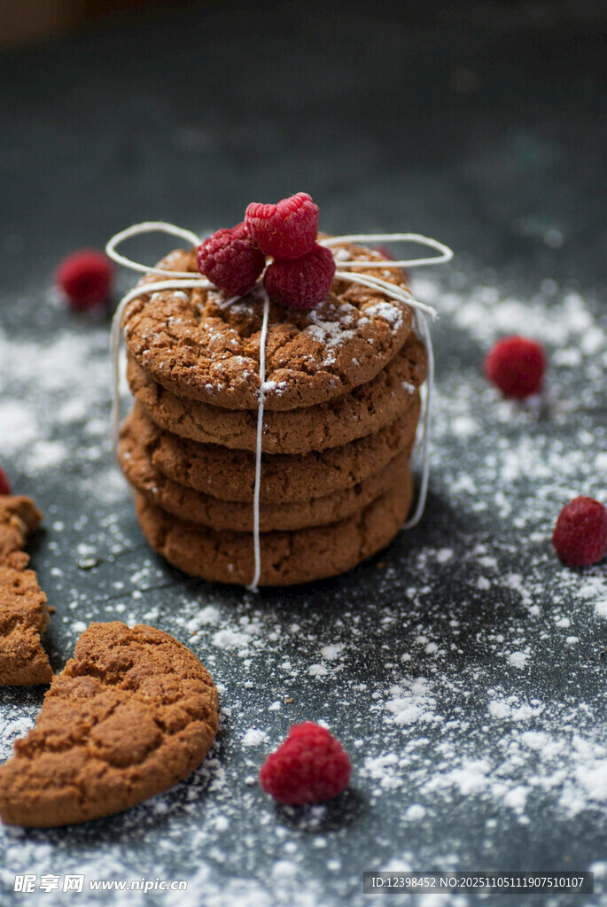 堆叠的美味曲奇与覆盆子