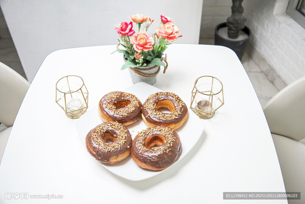 精致甜点摆放在优雅餐桌