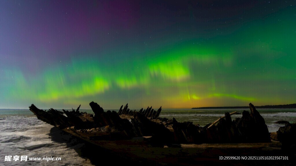 极光下的海岸美景