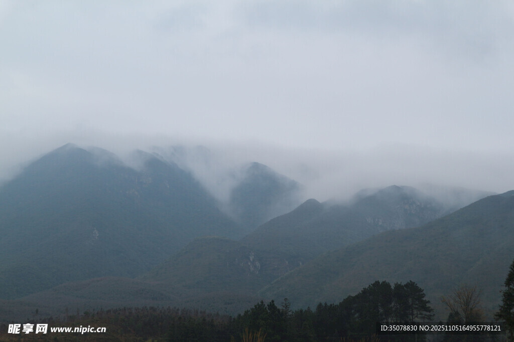 云雾缭绕的山峦美景