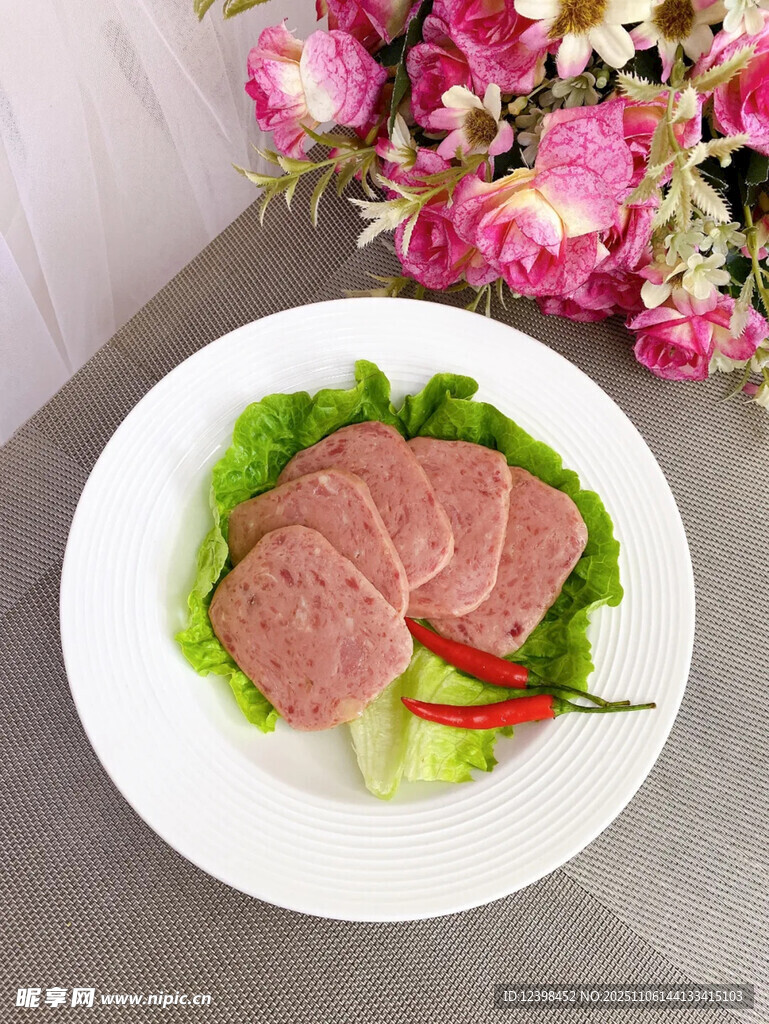 新鲜生肉片配蔬菜与鲜花