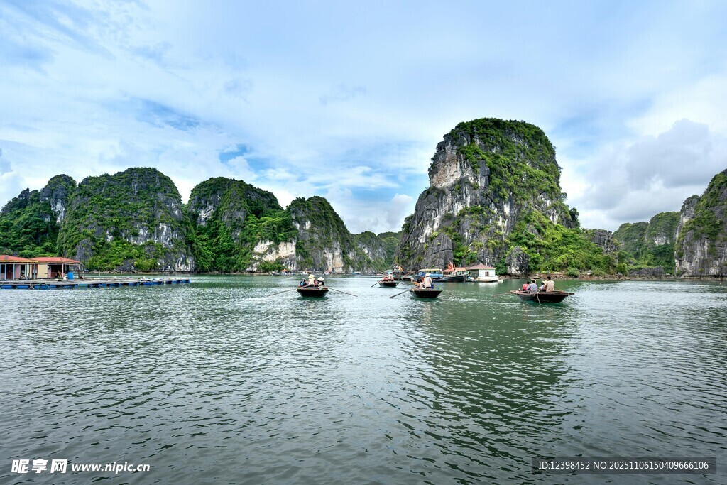 下龙湾美丽的山水风光
