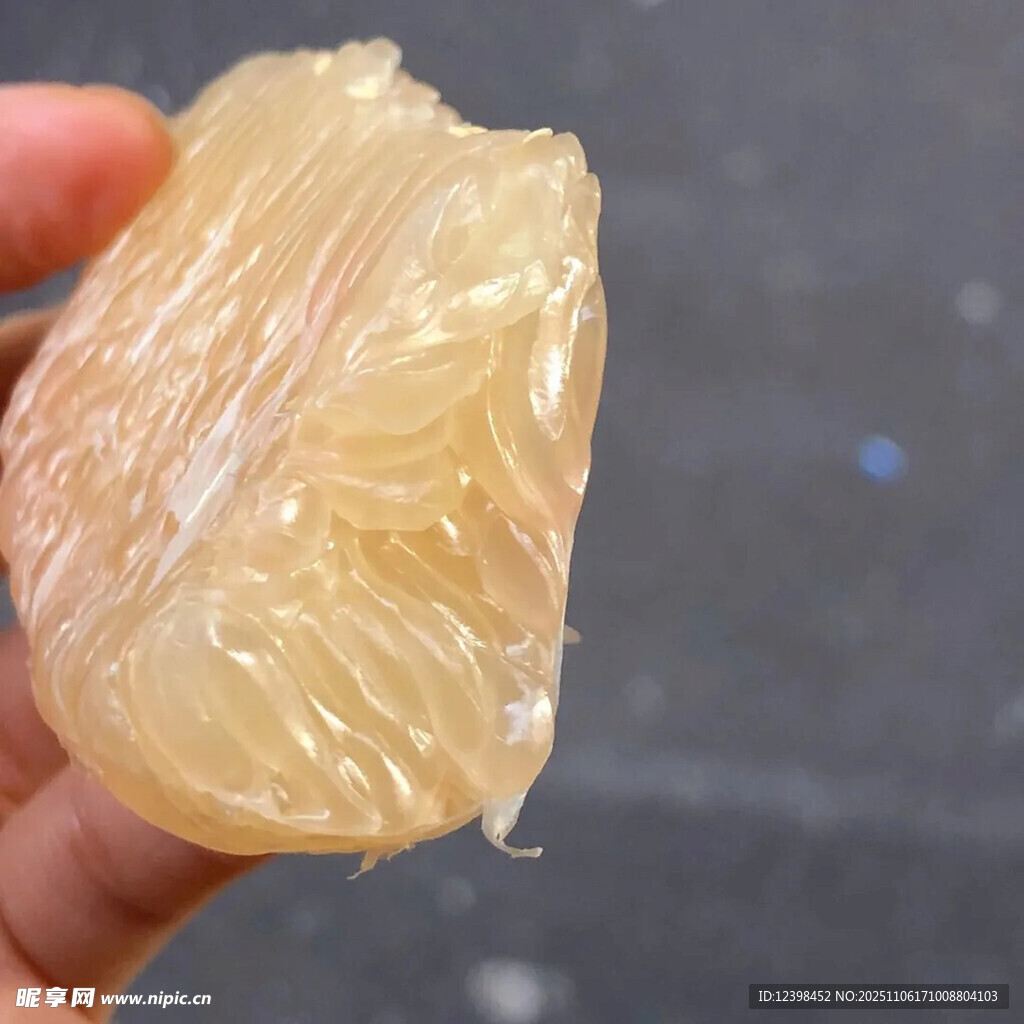 剥开的透明质感柚子果肉