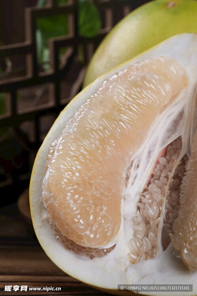 切开的美味白心柚子