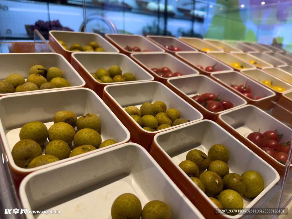 多样水果陈列展示