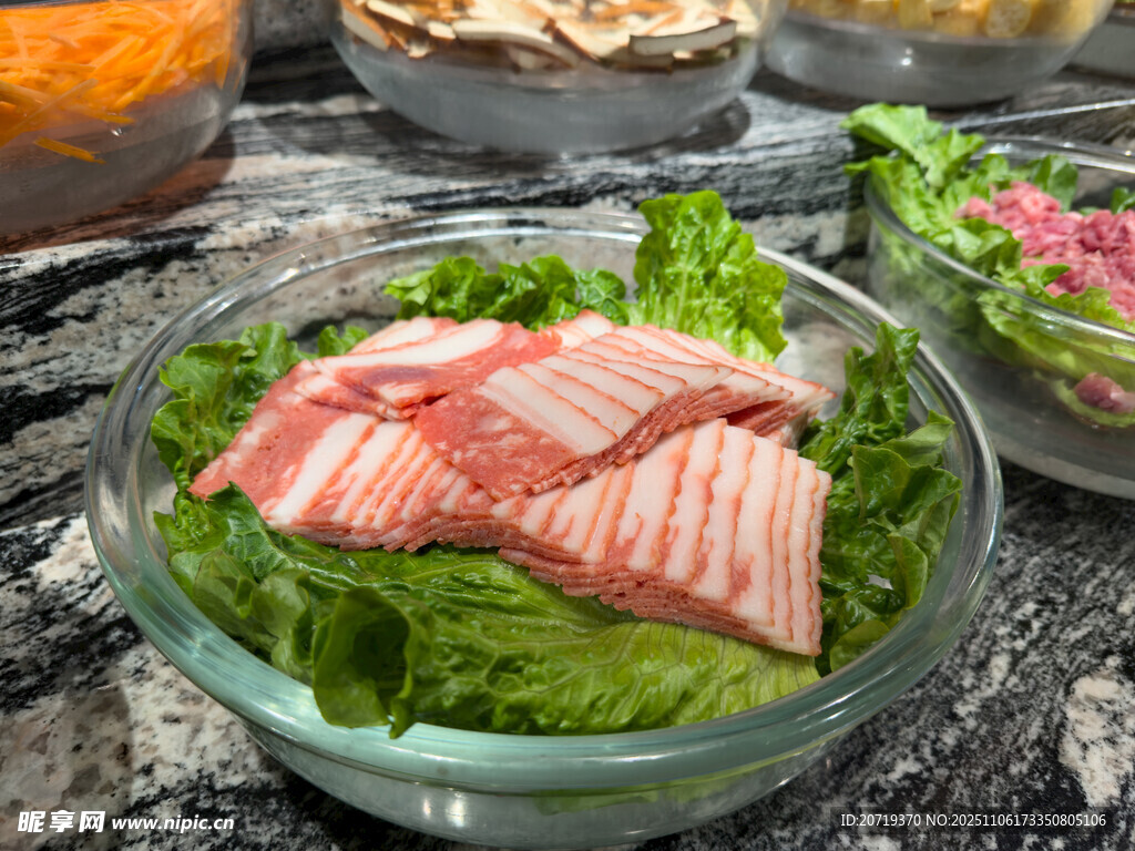 玻璃碗中的鲜嫩生牛肉片