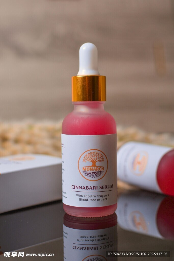 粉色精华液瓶展示