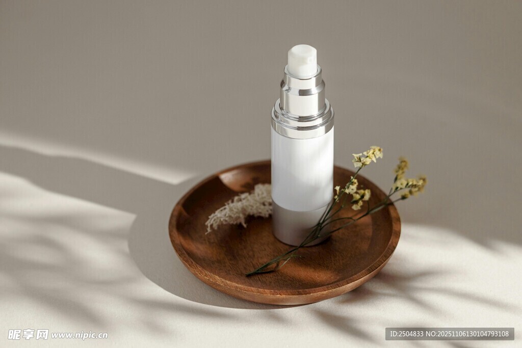 精致托盘上的护肤精华液