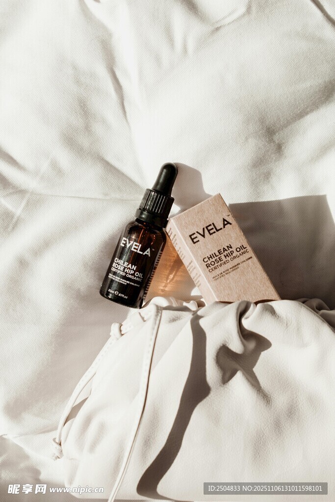 床上的护肤品与衣物