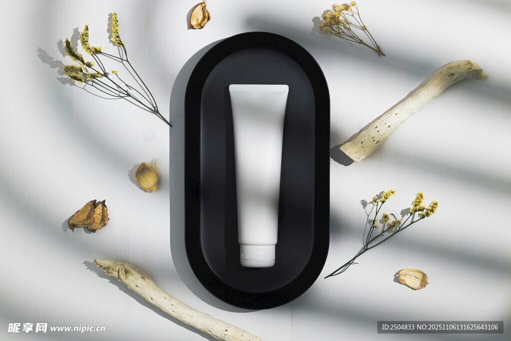 精致管状护肤品与干花装饰