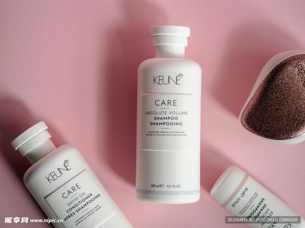 简约粉色系护肤品展示